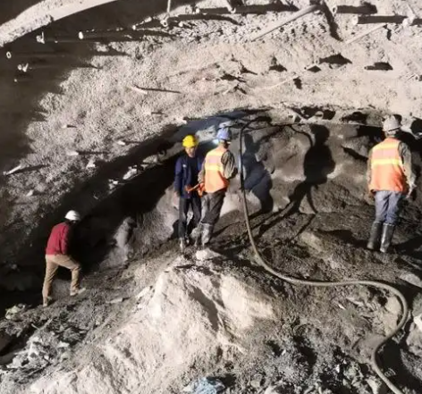 崖州拱顶带模注浆料的施工流程及注意事项